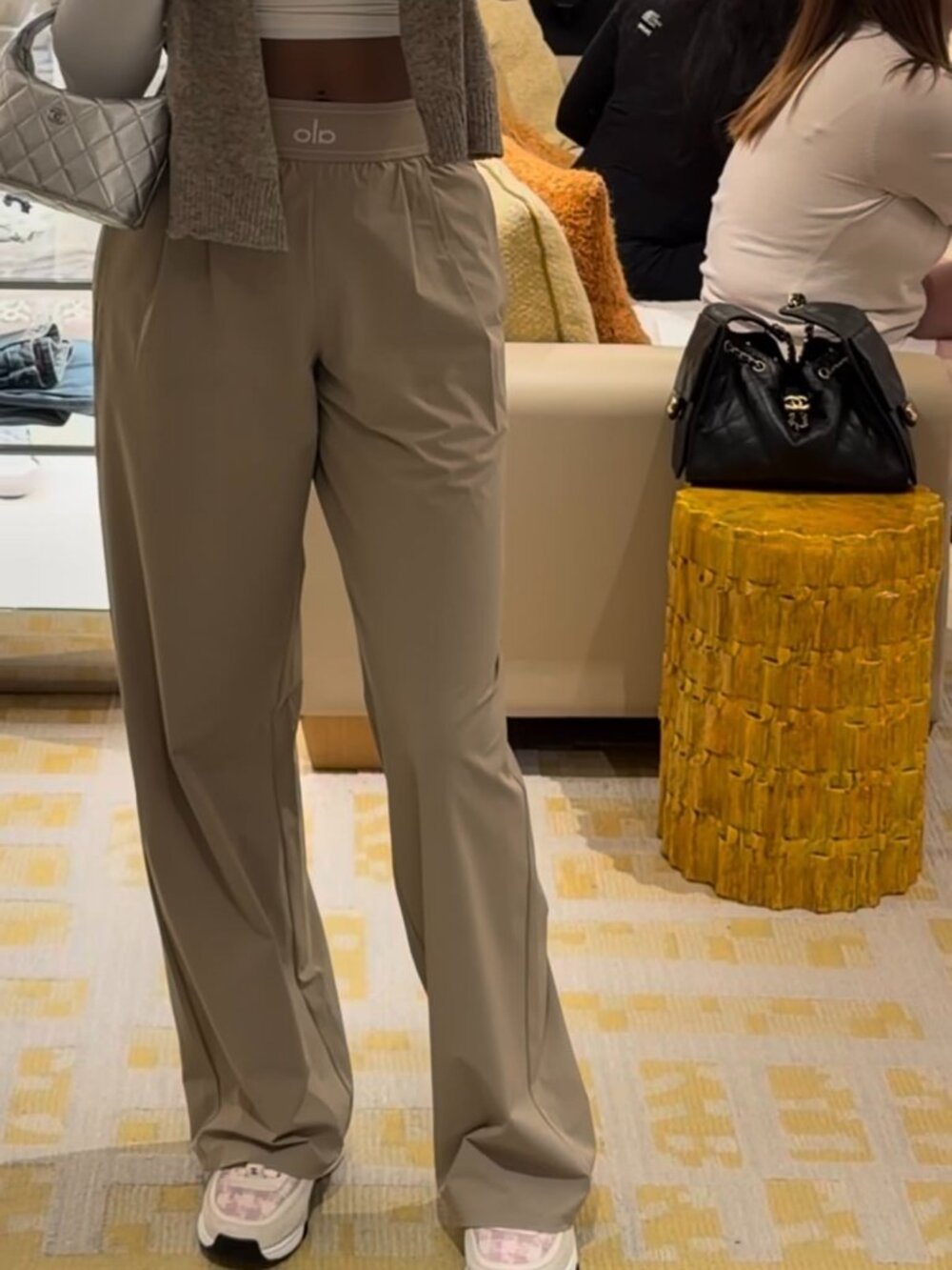 Brand new with tags Alo Yoga Suit Up Trouser Gravel Regular Fit✨